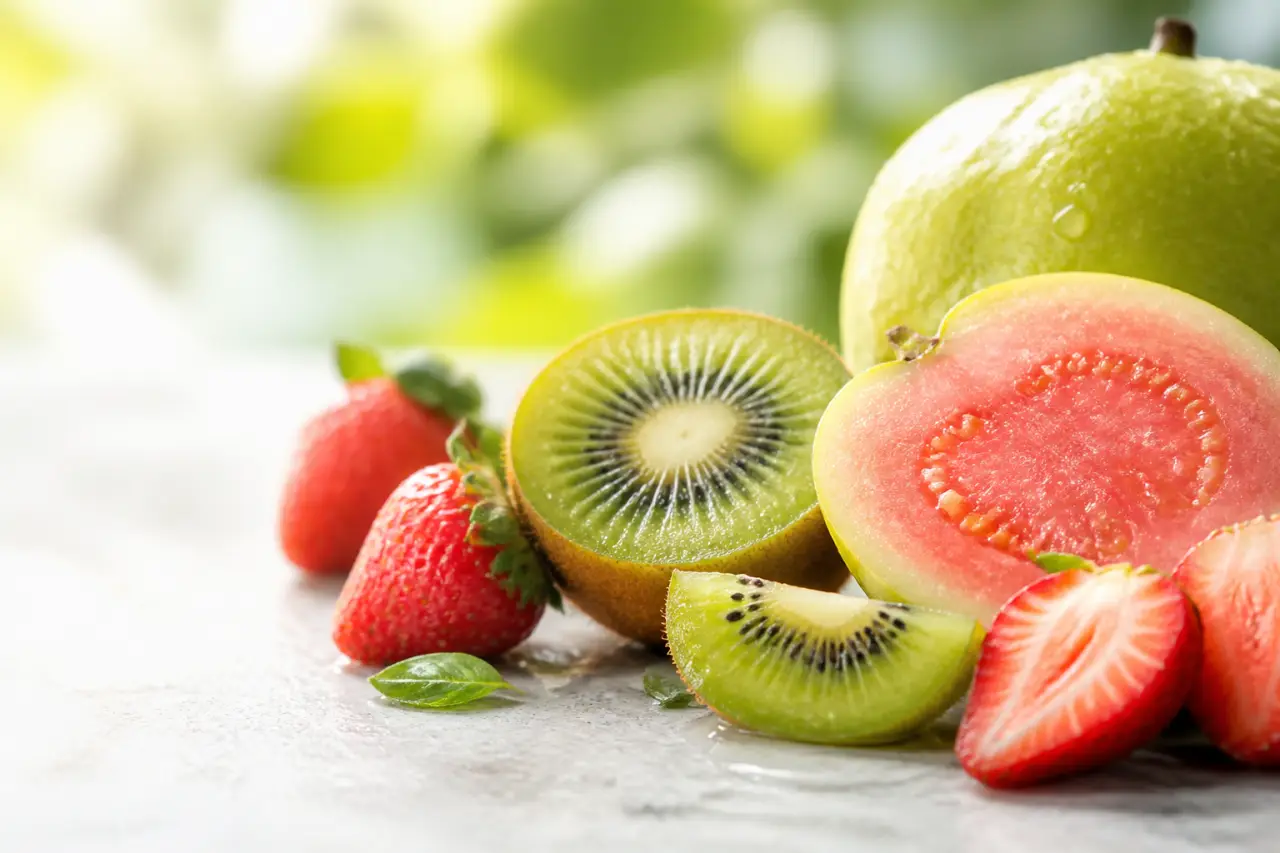 Goyave, kiwi, fraise : quels fruits couvrent vraiment vos besoins en vitamines ?