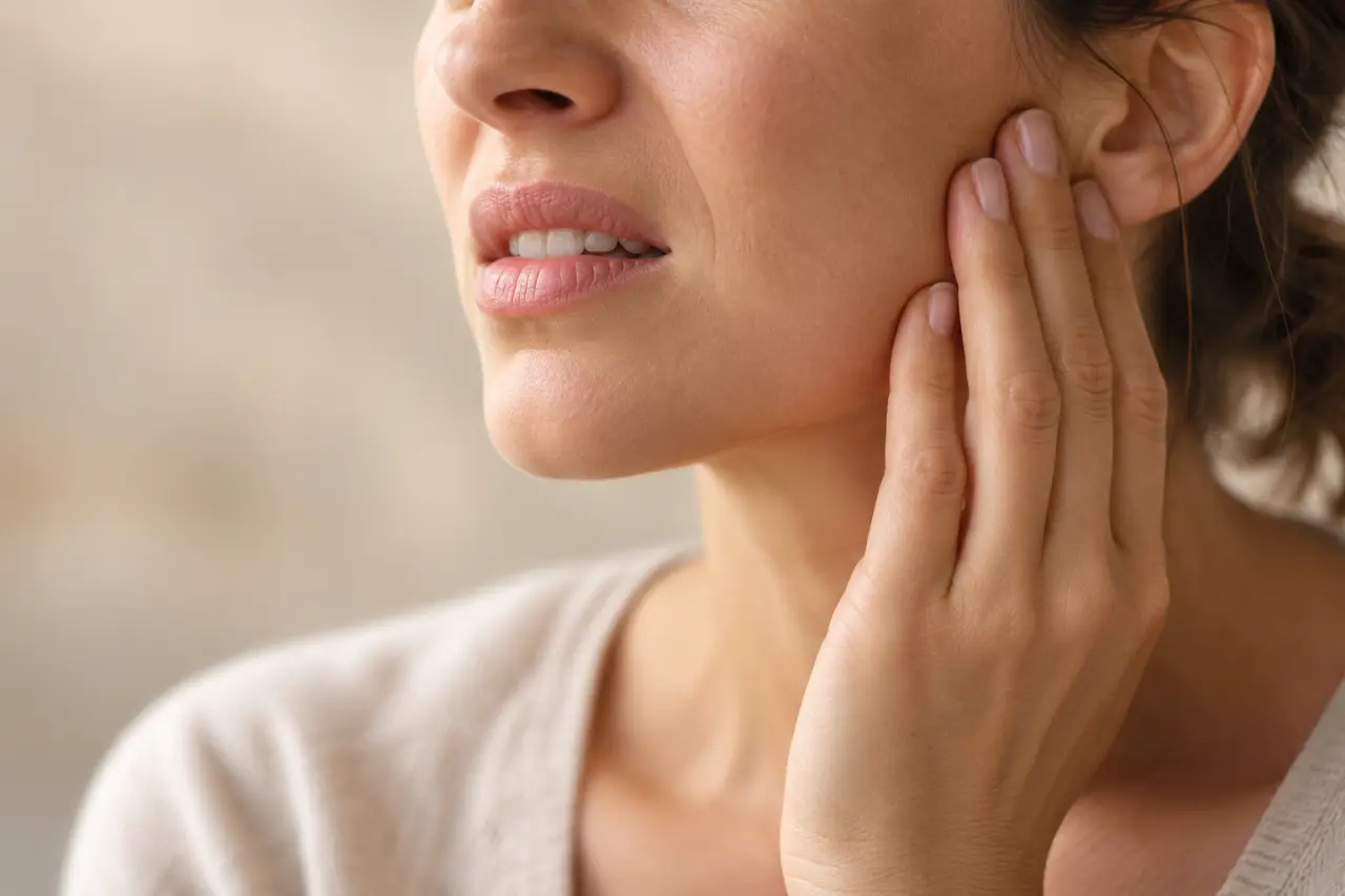 Douleur à la mâchoire : distinguer une cause dentaire, musculaire ou articulaire